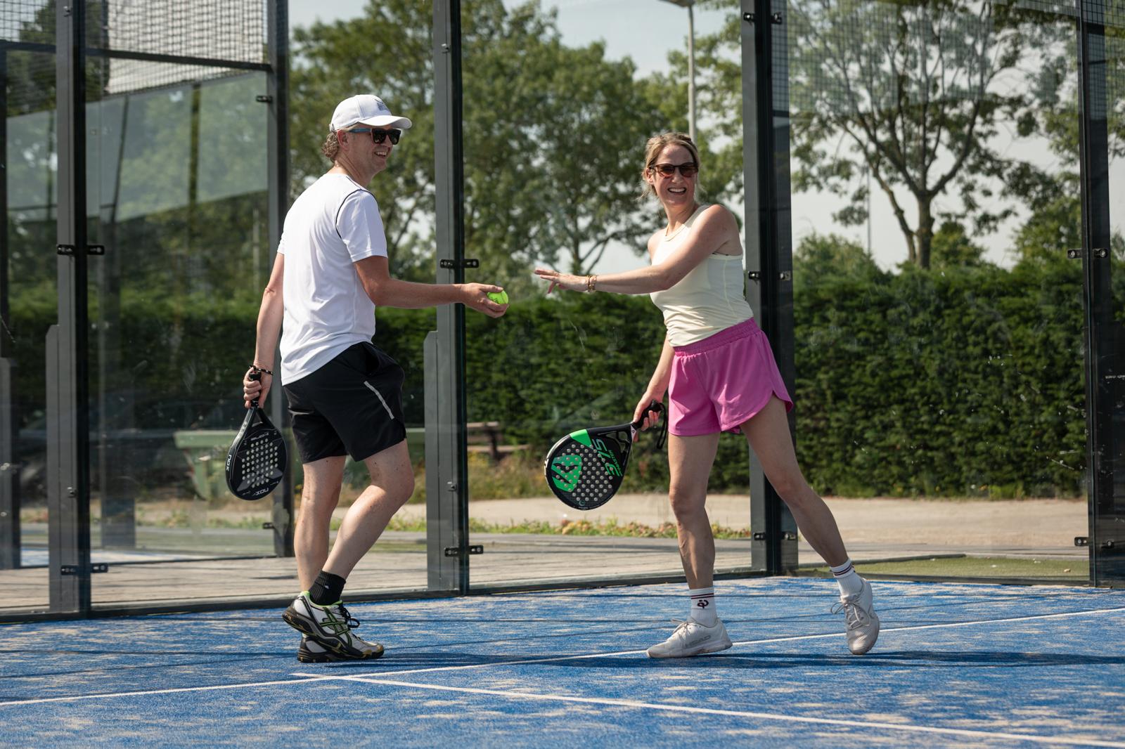 Een sportief moment op de padelbaan